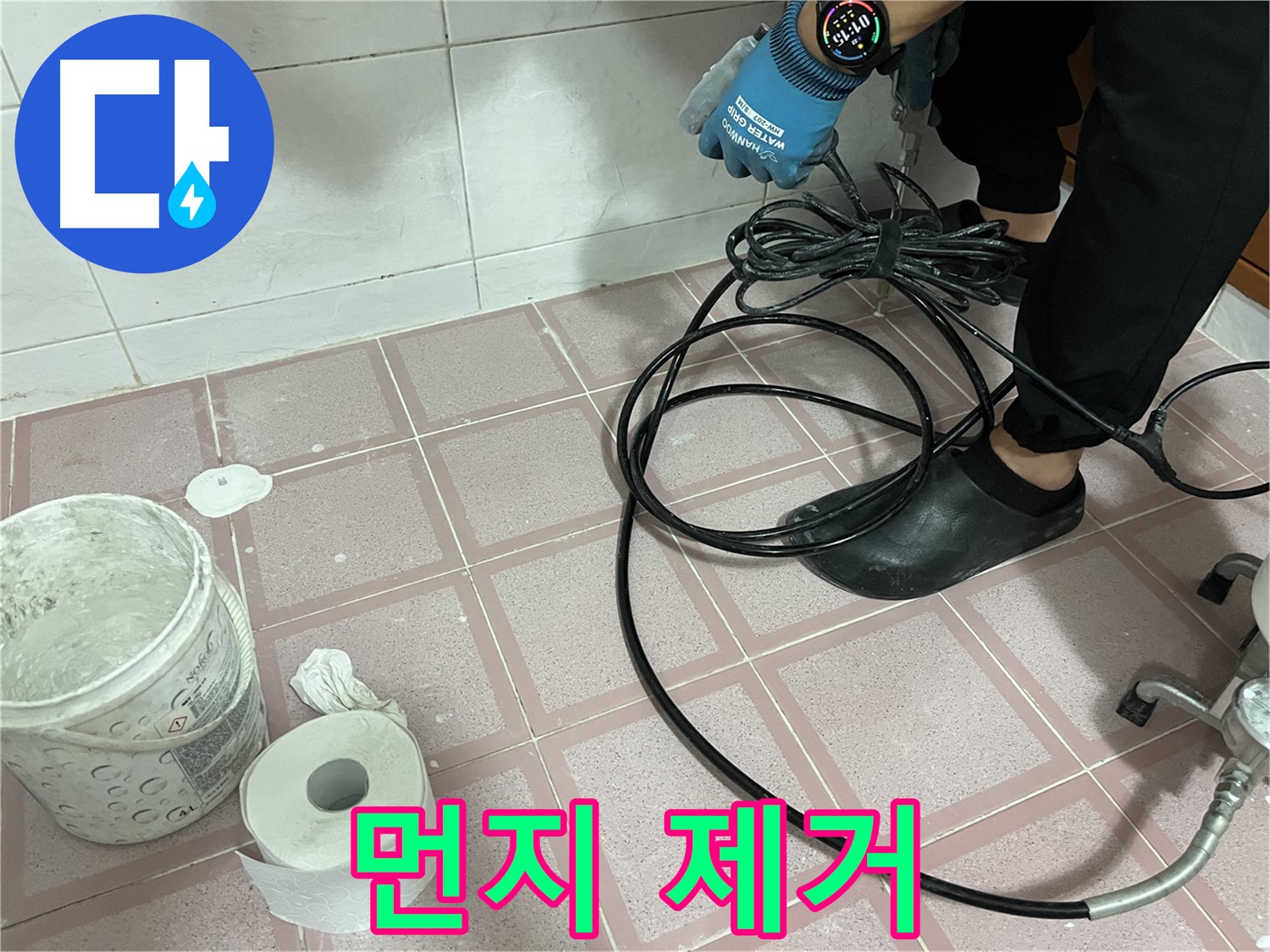 케이블 연결 전 먼지 제거 - 깨끗하게!