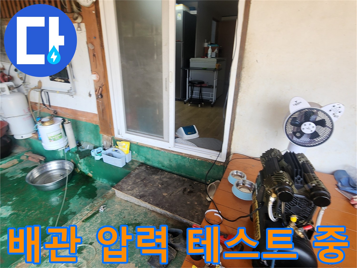 작업용 테이블 위에 배치된 콤프레샤와 공기압 측정 부품들