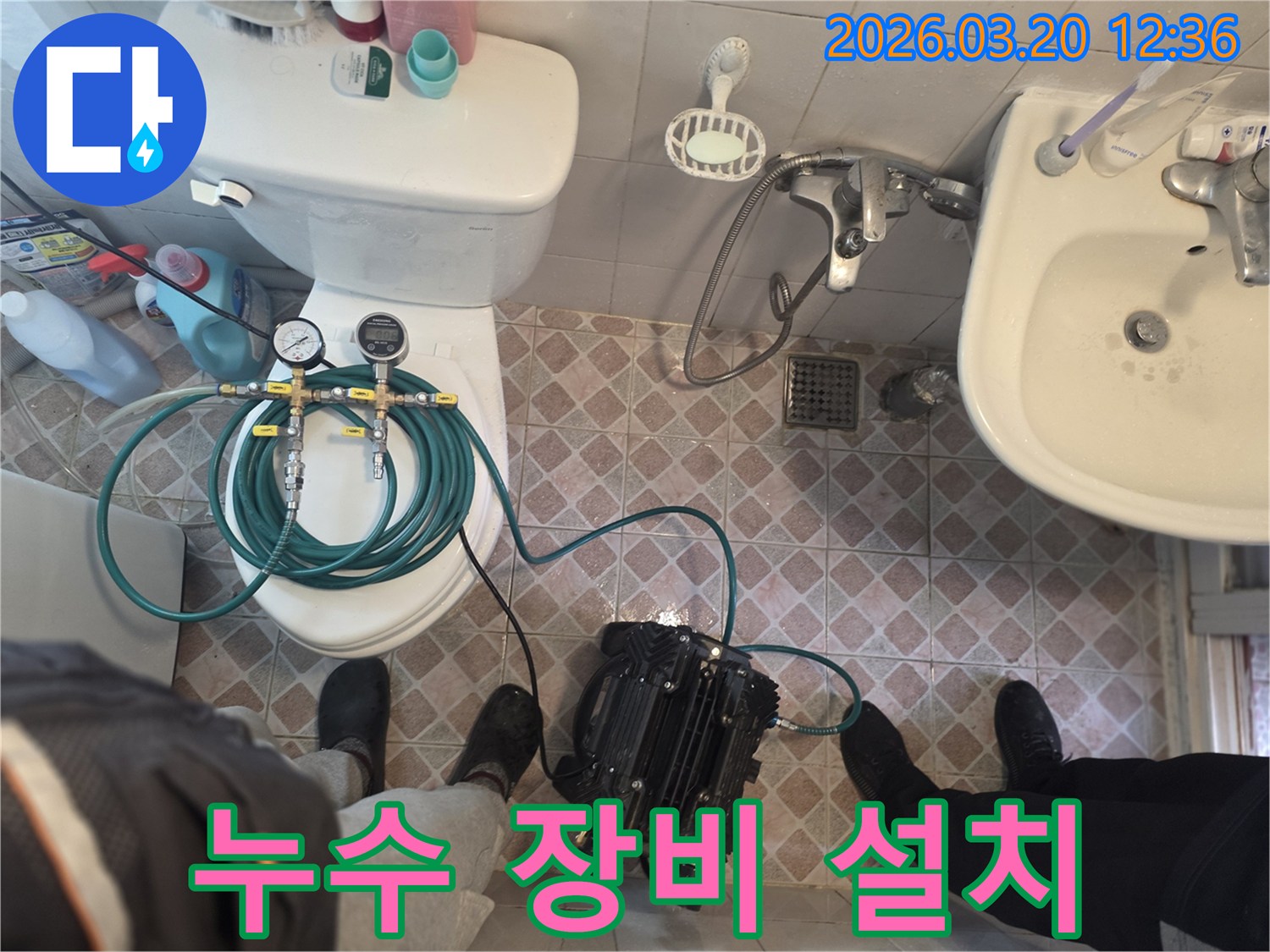 누수 탐지 전문가가-배관의 미세한 누수를 확인하기 위해-정밀 압력계를 사용해-수도 시스템을 점검하고 있습니다.