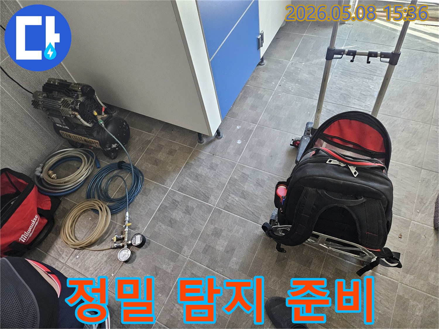 누수 탐지를 위한-압력계와 호스가-정확하게 연결된-작업 현장입니다