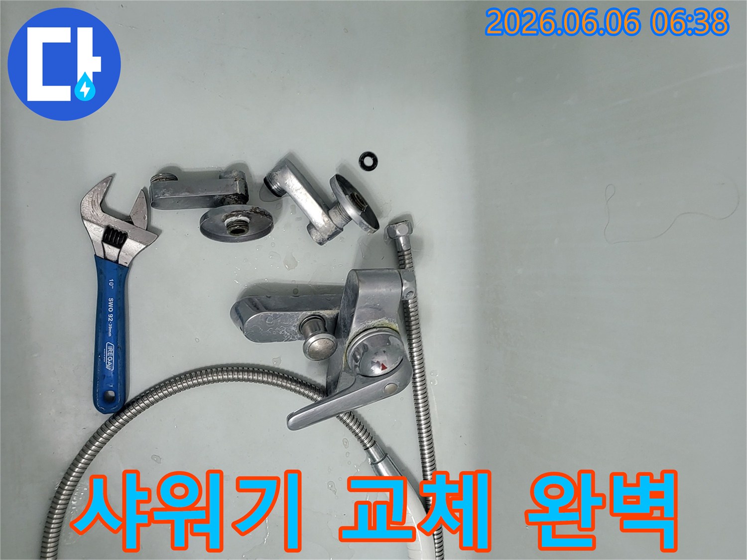 욕조에-분리된-오래된-샤워기-부품들과-수리-공구가-놓여-욕실-누수-해결을-위한-교체-작업-준비-사진입니다