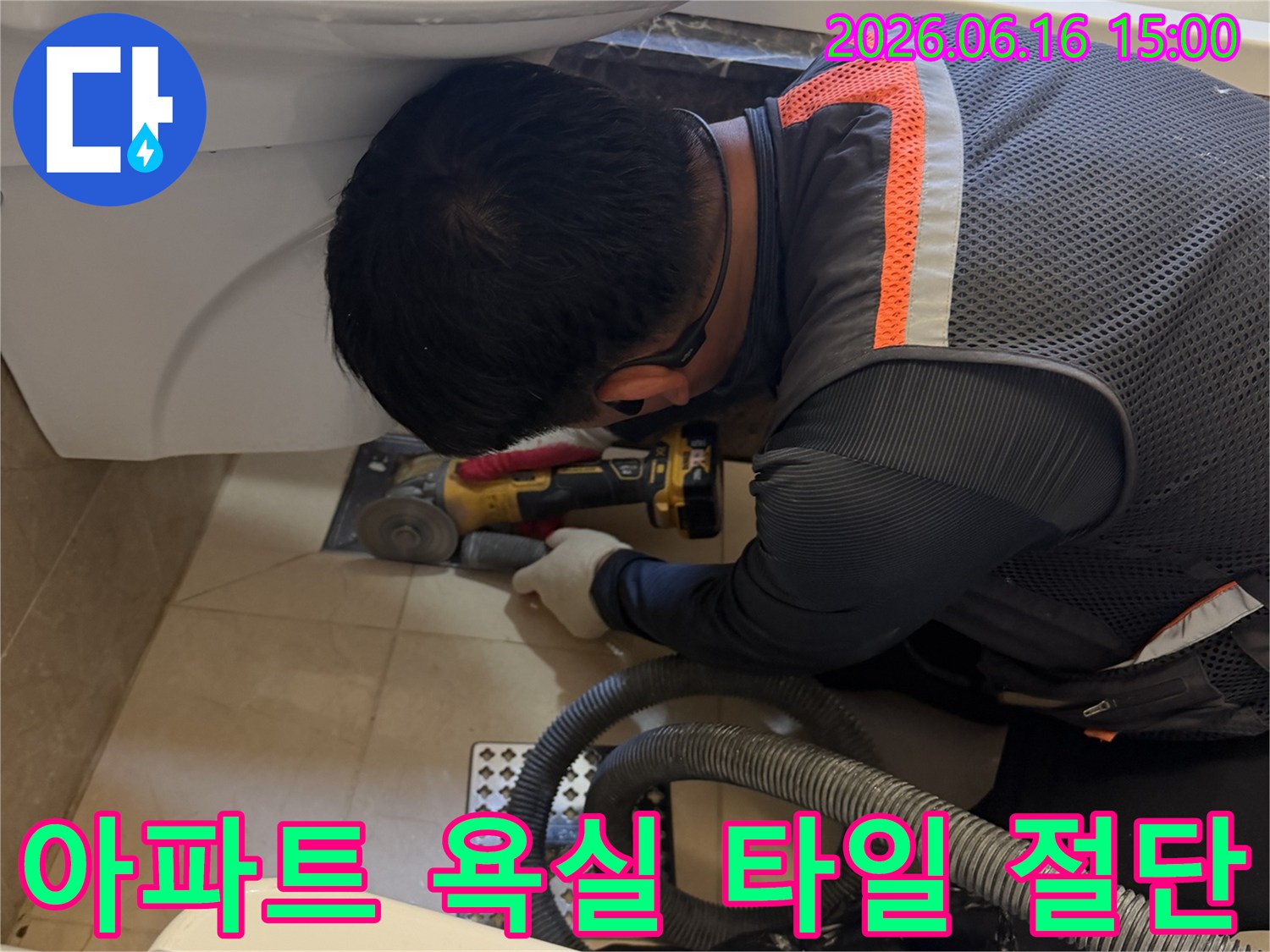 아파트-누수-현장에서-숙련된-엔지니어가-타일을-정밀하게-절단하는-모습