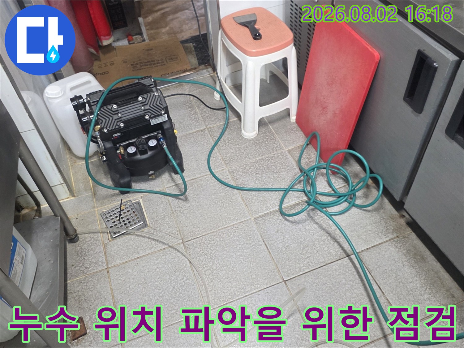 전문가용 공압 게이지와 호스를 연결하여 배관 시스템의 기밀성을 테스트하는 모습