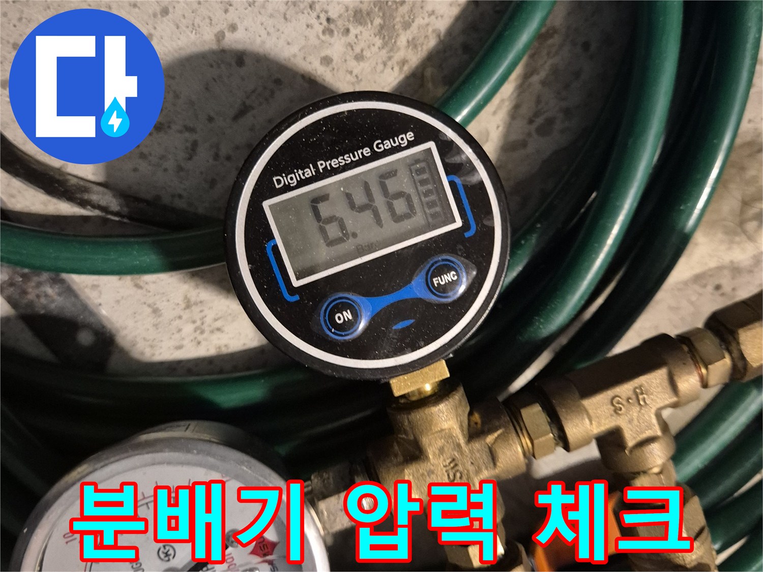 배관의 기밀성을 확인하기 위해 연결된 압력 측정 장비 세트