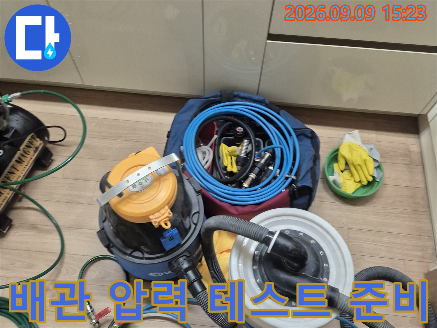 현장에서 사용될 공압 검사용 게이지와 파란색 고압 호스 뭉치