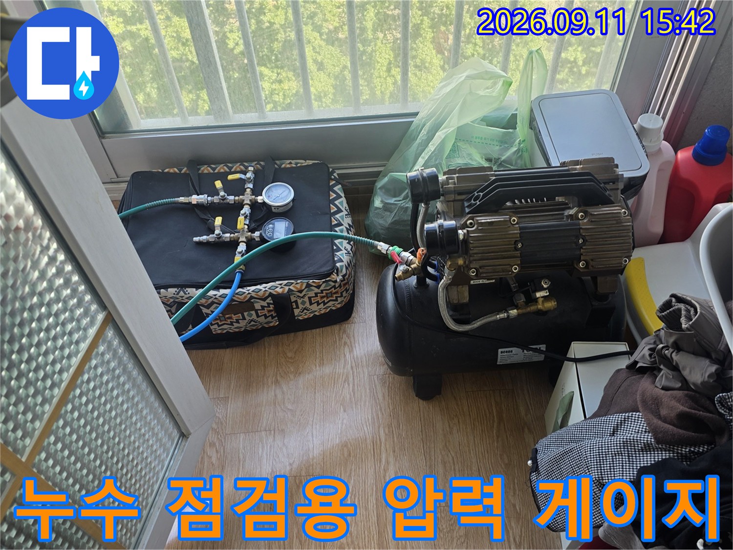 배관의 누수를 체크하기 위해 연결된 공기압 측정 장치와 호스